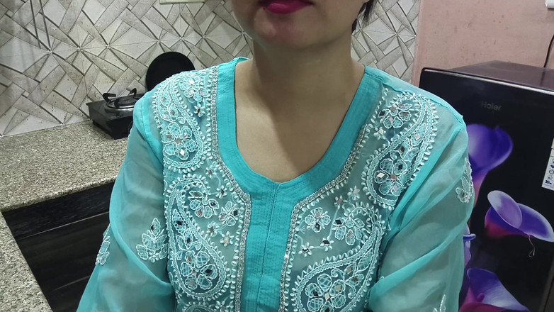 Saarabhabhi6: Хардкорный горячий секс сексуальной индийской сводной сестры с ее сводным братом, пока он смотрит порно