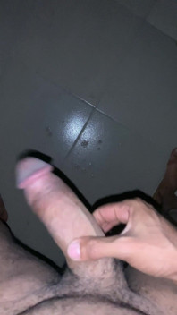 Banheiro do escritório antes de tomar banho masturbando