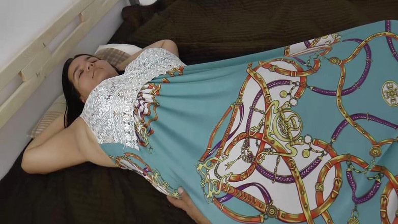 German Homemade: 一个令人惊叹的深色头发的德国女人骑着大鸡巴