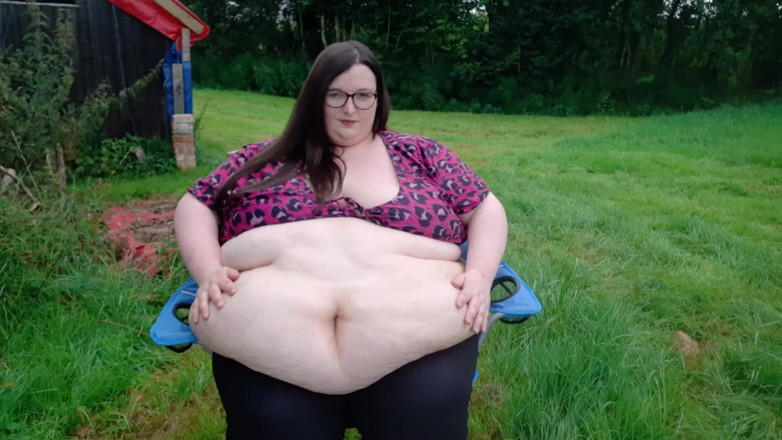 SSBBWLadyBrads: Grandota jugando con vientre al aire libre y caminando
