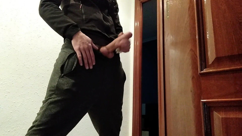 Elvissc: Une branlette par un mec amateur sexy à grosse bite tire à...