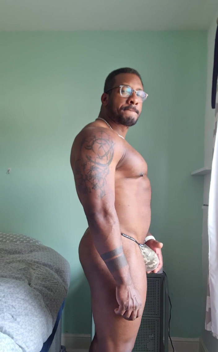 Amadeus: Clip crudo posando en una tanga te gusta lo que...