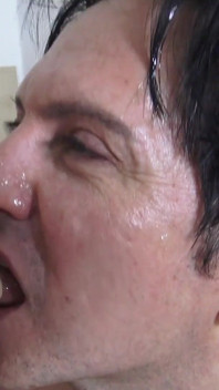Princesas gozam comendo footboy Castidade escrava bebendo esperma dominada sob pés com com os pés reserva