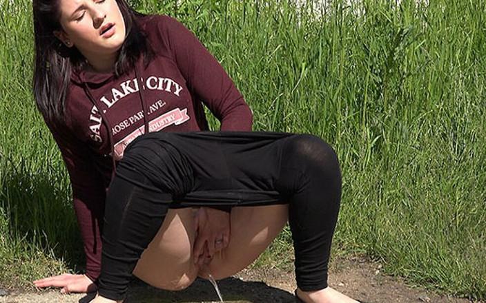 Puffy Network: Kleine plaspoesje van Got2Pee waar meisjes komen om te pissenLittle...