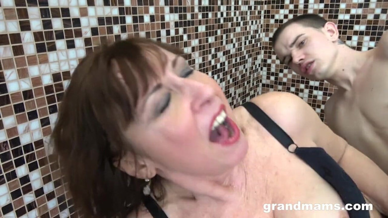 Grandmams: Бабушка трахает мачеху в ванной