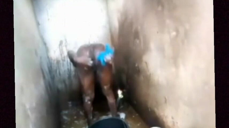 Sex tatie dessi: La douche africaine avec la femme africaine