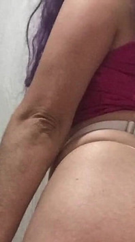 Şeker kız seksi vücudunu gösteriyor