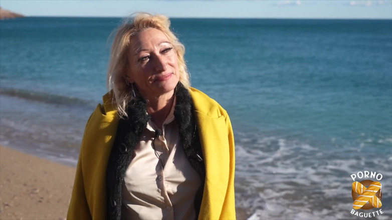 Porno Baguette: Betty, milf sexy, le encanta jugar con pollas