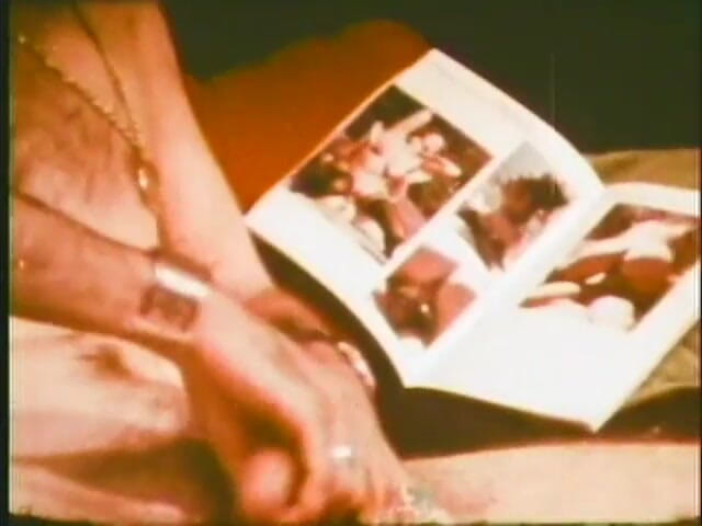 Vintage Usa: Klasik evli kadın yarak sıvazlayan erkeğini tatmin etmeye geldi - (videoda müzikten...