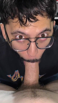 Si inginocchia ed arrapato annusa il rigonfiamento del mio ragazzo fino a quando non gli sborro sul cazzo e ingoio entrambi i carichi
