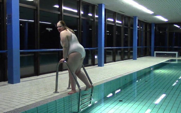 Chubbys: Userdate in the Swimming Pool