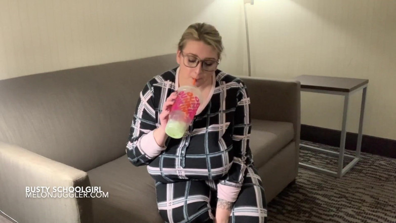 Melon Juggler: Cambria met enorme tieten rondt studente rond