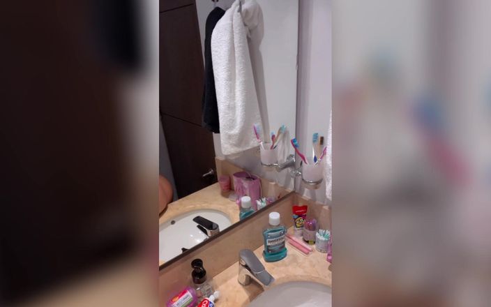 KataFerrer: Masturbieren im badezimmer meiner schwiewiege