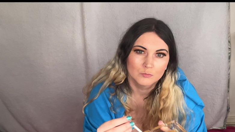 MissFFW: Товстушка повія просто любить курити свої полуничні сигарети