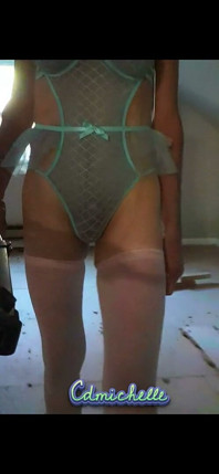 İş Yerinde Cdmichelle Seksi Kadın Kılıklı Kıyafetle Dolaşıyor