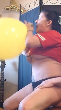 Lesbianas maman un enorme globo amarillo en fiesta superbowl