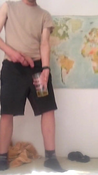 Bator irmão pulverizando bator mijo
