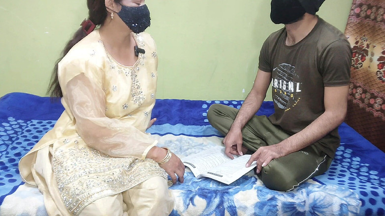 Pakistani CoupleX: Une jeune étudiante pakistanaise se fait baiser par son prof