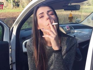 Smokin Fetish: Hermosa nena fuma un tabaco al aire libre