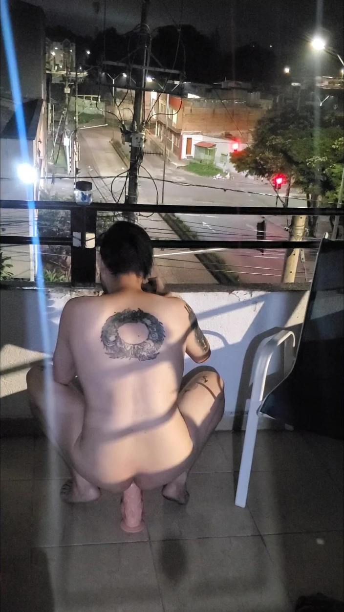 SlutClosetedfag: Возбужденная на балконе