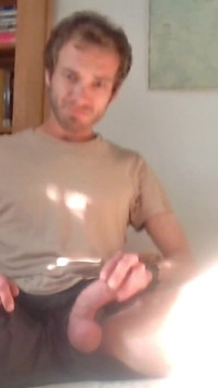 Il fratello bator spruzza il bator e piscia