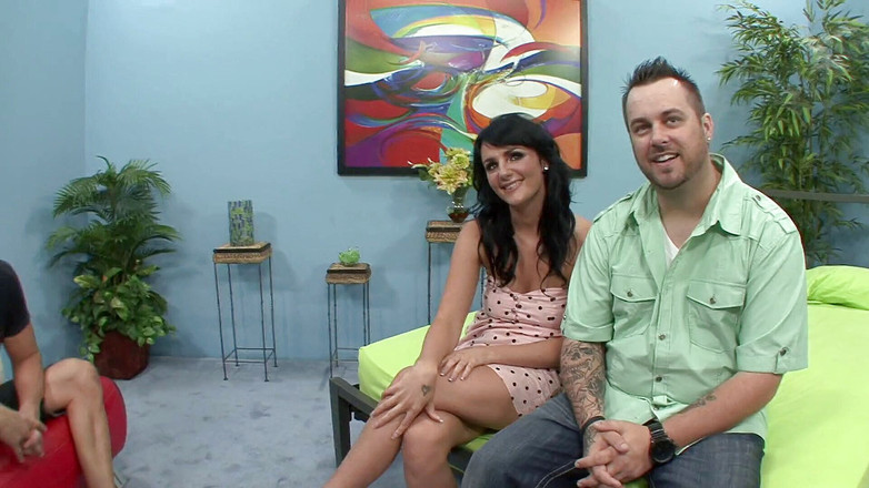 Lucky Cooch: 黑发宝贝在她丈夫面前被狠操