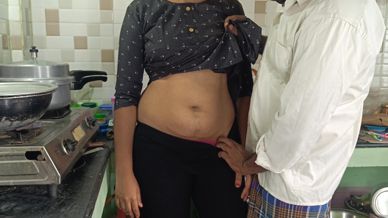 Palani69: 家庭主妇在厨房的热辣性爱
