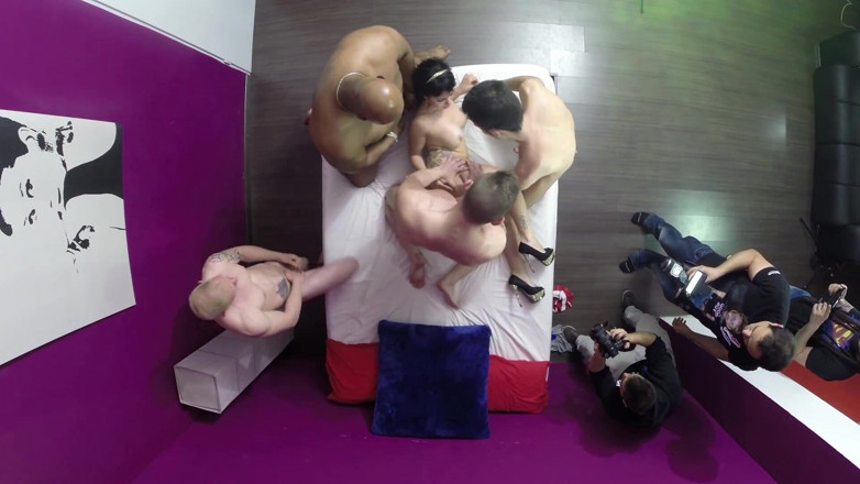 Nightclub Amateur Series: Harika esmer orta yaşlı seksi kadın dört azgın adam tarafından...