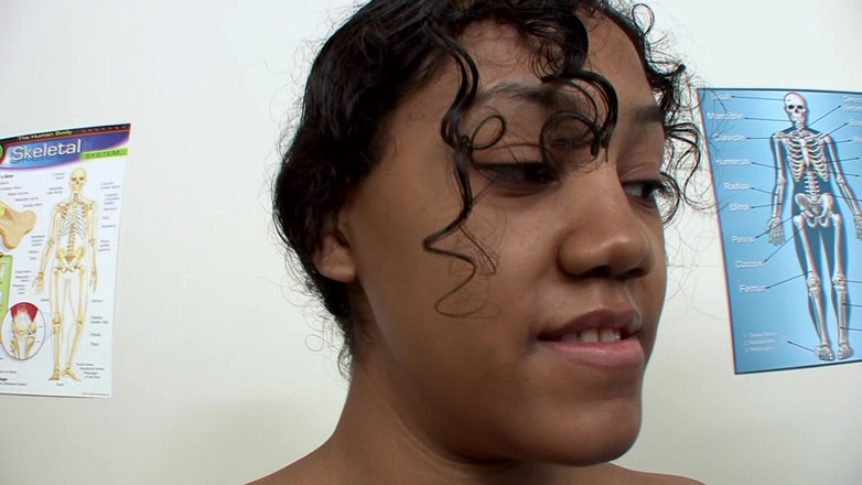 THAGSON 18+: Morena en fetiche erótico juega con mediciones y succión