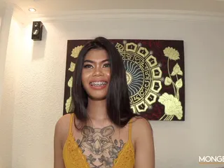 Sexy milf tailandesa consigue inesperada preñada