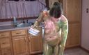 Solo Sensations: मस्त स्तनों वाली प्यारी रंडी किचन फ्लोर पर रंगीन कला के रूप में अपने शरीर को प्रदर्शित करती है