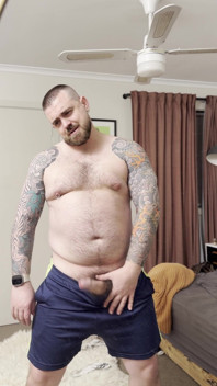 Oso gordito juega con su polla y vientre