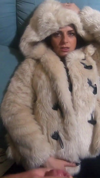 Milfycalla kompilace kouření v downjackets a fur coats sání ptáka s oblečením fetiš