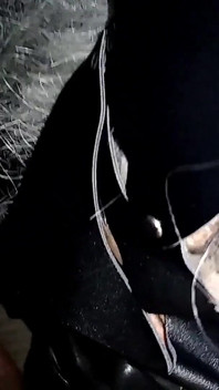 Geteilte eheschlampe genießt in gloryhole-hütte mit freunden