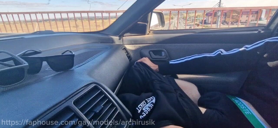 ArchiRusik: Незнакомец Залез В Мою Машину, Подрочил Мне Член И Трахнул Меня Прямо На Шоссе На Публике