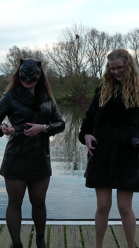 Hot Double Sikanie z 2 mokrych cipek nad rzeką
