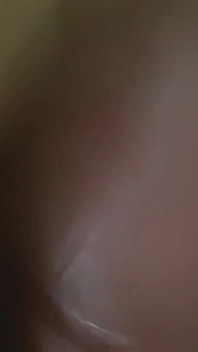 남성이 기혼 카리나의 질을 문질러 주는 모습