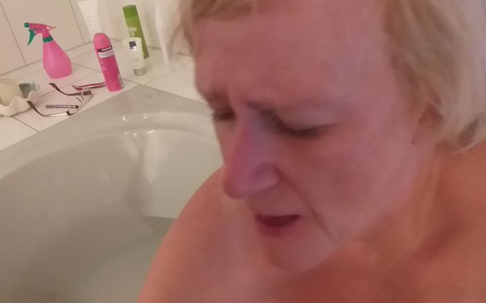 PureVicky66: Толстушка немецкая бабушка трахается в ванне!