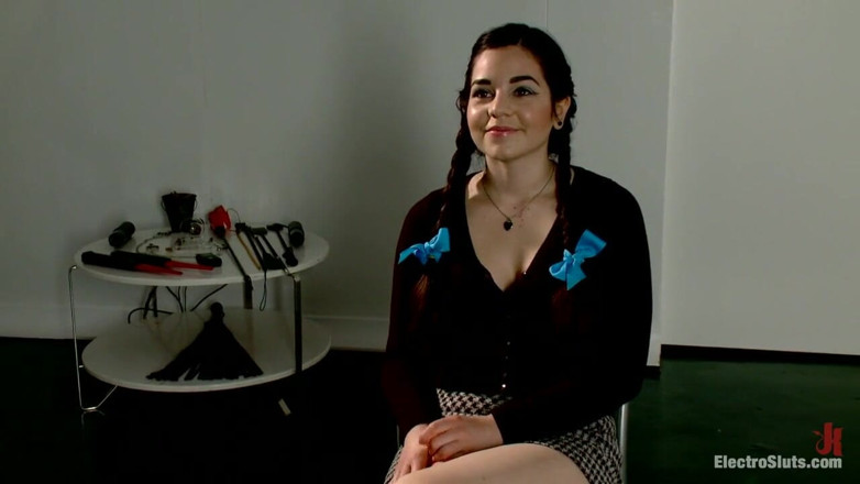 Electrosluts by Kink: Fresh Faced - 19 anos abre para electrosex!