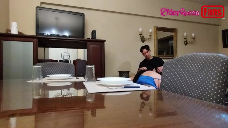 Riderqueen: Videos für fans: mein stiefsohn kommt an meinen tisch, um...