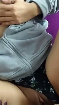 핫한 십대 창녀에게 섹스하고 사정하는 법을 가르치는 새아빠
