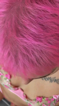 Saya menggunakan rambut merah jambu pendeknya untuk keseronokan, pancutan mani selepas blowjob dan kongkek keras - fetish rambut