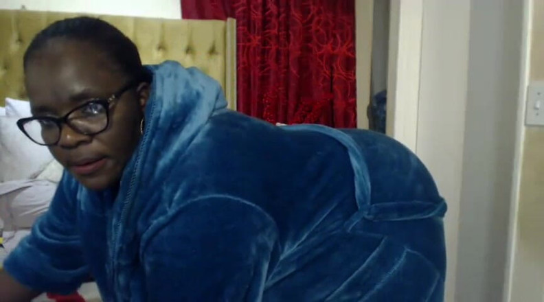 Legendary Booty Overdose: Tesão ssbbw masturbando e tomando café da manhã na cama