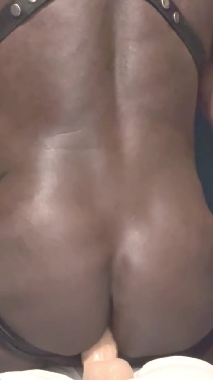 Black butt muscle: Con đĩ mông đen ngồi xổm và chơi đồ chơi tình dục