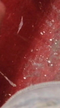 Tía fuma un tabaco en bata de noche