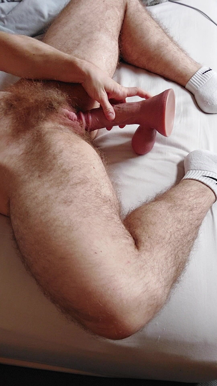 Edftmxxx: 거대한 딜도로 털이 무성한 보지를 따먹고 침대 전체에 시오후키하는 Ftm Boy
