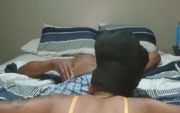 Tj Gyno: 厚い黒檀の熟女はBBCのBJのためにセクシーなお尻を披露