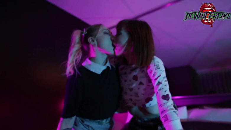 Deviant Freaks: Sex în trei anal cu fete obraznice - BabySid, Alexa Nova și HellaSl00tz (dl...