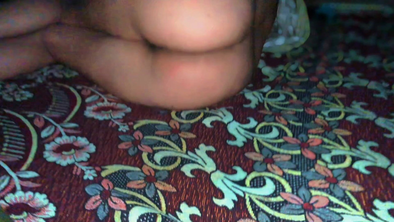 Kingsizedevil: Chica pashto caliente jugando con su coño mojado
