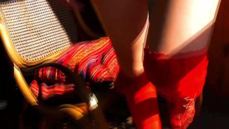 Just beauty and solo girls: Une rousse latina en jean fait un cameltoe et se...